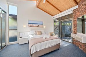 En eller flere senge i et værelse på Nautilus Beach Resort by Charlesworth