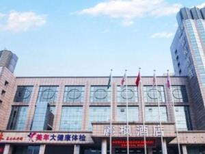 ein Gebäude mit Flaggen auf der Vorderseite in der Unterkunft Lavande Hotel Shijiazhuang Museum Branch in Shijiazhuang