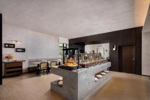 Makanan di atau berdekatan hotel