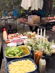 Mái Lá Homestay & Herbal Spa في دالات: طاولة مغطاة بأطباق من المعكرونة والخضراوات