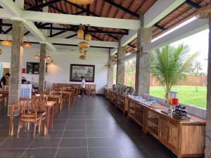 Ấp Long SơnCharm Hon Rom Villas Resort的一间房间里有木桌椅的餐厅