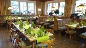 Een restaurant of ander eetgelegenheid bij Jugendhotel Angerhof