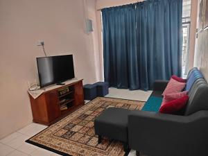 TV a/nebo společenská místnost v ubytování Ontok Ontok Homestay Senawang