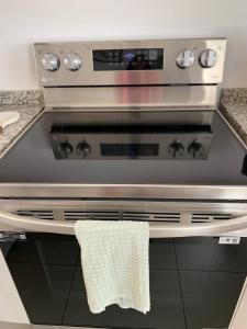 Una estufa de cocina con una toalla colgando del horno. en Mountain Beach House, en Zaragoza