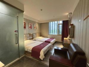 una camera d'albergo con due letti e un divano di PAI Hotels Beijing Tongzhou Majuqiao a Pechino
