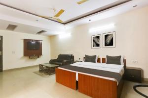 TV a/nebo společenská místnost v ubytování Hotel O Happy Residency