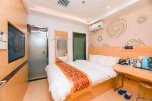 a bedroom with a bed and a desk in it at Shell Hotel Beijing Fangshan District Chengguan Metro Station in Fangshan