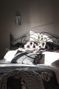 Letto o letti in una camera di Noah's Stanley Luxury Bed and Breakfast