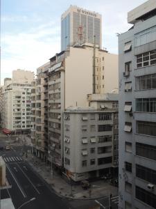 vistas a una ciudad con edificios altos en Apartamento Copacabana, en Río de Janeiro
