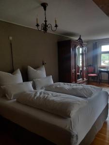 A bed or beds in a room at Schuberts Oderbruch Landpension