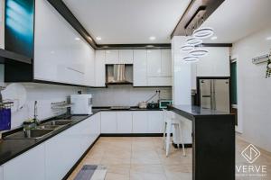 Kuchyň nebo kuchyňský kout v ubytování Ipoh VastBlue Escape Pool Villa 6B6B 23Pax