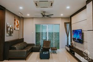 TV a/nebo společenská místnost v ubytování Ipoh VastBlue Escape Pool Villa 6B6B 23Pax