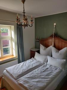 A bed or beds in a room at Schuberts Oderbruch Landpension