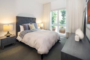 a bedroom with a large bed and a window at Verve Mountain View in Mountain View