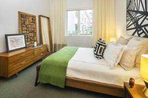 a bedroom with a large bed and a window at Verve Mountain View in Mountain View +17 photos