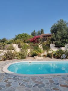 Mauvezin-sur-GupieにあるLa Fontaine du Pas, dans Villa, 2 chambres Piscine 11x5の庭の真ん中にあるプール