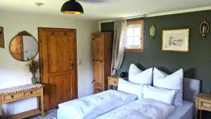 A bed or beds in a room at Schuberts Oderbruch Landpension