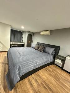 Ένα ή περισσότερα κρεβάτια σε δωμάτιο στο Spacious Modern Soho Brooklyn Apartment Alam Sutera