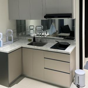 Η κουζίνα ή μικρή κουζίνα στο Spacious Modern Soho Brooklyn Apartment Alam Sutera