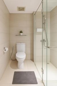 Ένα μπάνιο στο Spacious Modern Soho Brooklyn Apartment Alam Sutera