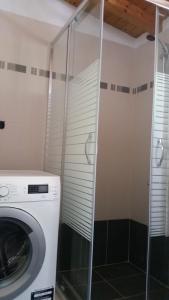 een wasmachine in een badkamer met een wasmachine bij Memories in Sami