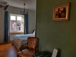 A bed or beds in a room at Schuberts Oderbruch Landpension
