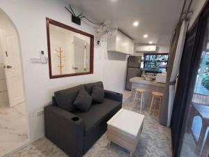 un salon avec un canapé et une cuisine dans l'établissement Phangan Cabana Resort, à Haad Chao Phao