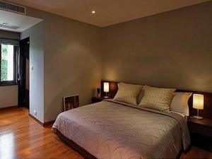 a bedroom with a large bed and two lamps at Azaya Villas Resort in Ban Mai Na Hi