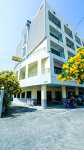 ein Gebäude mit einem davor geparkten Motorrad in der Unterkunft Central Place Hotel in Ban Thai Wat Khot