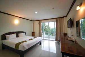 una camera da letto con un letto grande e un balcone di Sea Mountain Khanom Hotel a Ban Phang Phrao Altre 28 foto