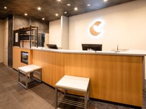 伊势市Comfort Hotel ERA Ise的一间办公室，墙上有一个新月形的接待柜台