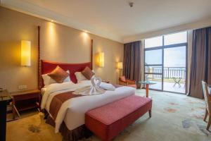 Postel nebo postele na pokoji v ubytování Ocean Spring Metropark Hotel Zhuhai