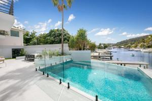 una piscina al costado de una casa en Callula Noosa, en Noosa Heads
