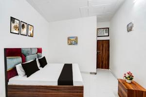 Postel nebo postele na pokoji v ubytování Super Hotel O Burari New Delhi