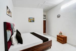Postel nebo postele na pokoji v ubytování Super Hotel O Burari New Delhi