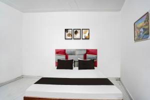 Postel nebo postele na pokoji v ubytování Super Hotel O Burari New Delhi