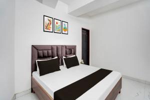 Postel nebo postele na pokoji v ubytování Super Hotel O Burari New Delhi