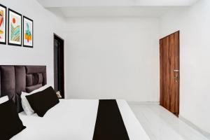 Postel nebo postele na pokoji v ubytování Super Hotel O Burari New Delhi
