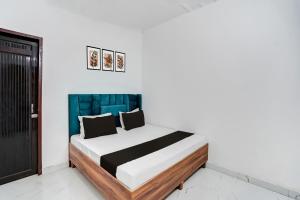 Postel nebo postele na pokoji v ubytování Super Hotel O Burari New Delhi