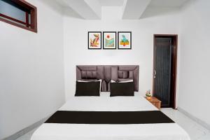 Postel nebo postele na pokoji v ubytování Super Hotel O Burari New Delhi