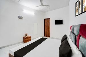 TV a/nebo společenská místnost v ubytování Super Hotel O Burari New Delhi