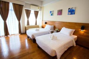 a hotel room with two beds in a room at GreenView Boutique Hotel in Sungai Kolok