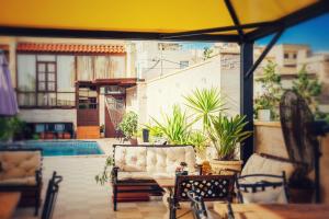 Narcisa Farmhouse B&B的休息区