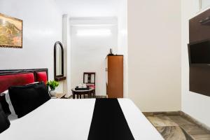 Llit o llits en una habitació de Super Hotel O Paharganj Near Railway Station Formerly Chand Palace