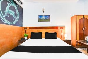 Llit o llits en una habitació de Super Hotel O Paharganj Near Railway Station Formerly Chand Palace