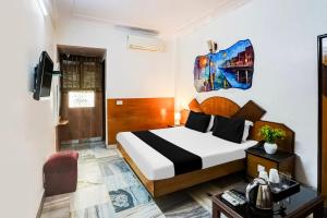 Llit o llits en una habitació de Super Hotel O Paharganj Near Railway Station Formerly Chand Palace