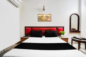 Llit o llits en una habitació de Super Hotel O Paharganj Near Railway Station Formerly Chand Palace
