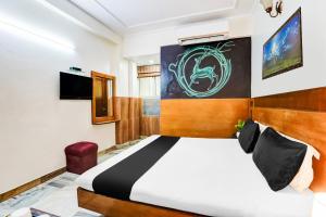 Llit o llits en una habitació de Super Hotel O Paharganj Near Railway Station Formerly Chand Palace