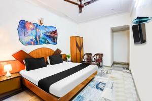 Llit o llits en una habitació de Super Hotel O Paharganj Near Railway Station Formerly Chand Palace