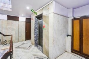 Llit o llits en una habitació de Super Hotel O Paharganj Near Railway Station Formerly Chand Palace